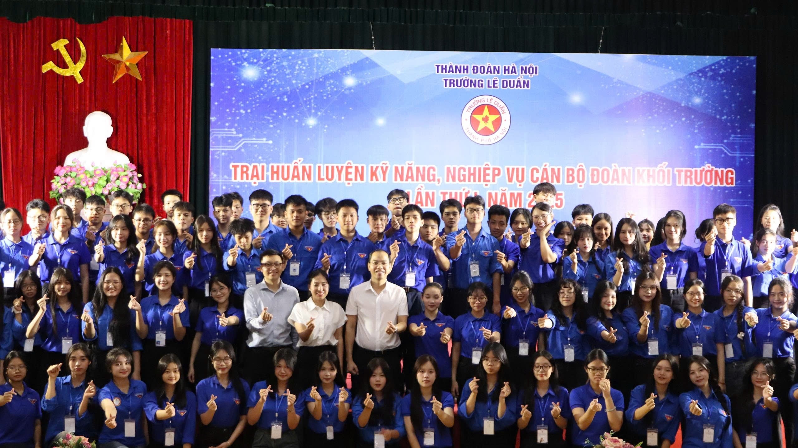 Lãnh đạo Thành đoàn và trường Lê Duẩn chụp ảnh kỷ niệm cùng các trại sinh.