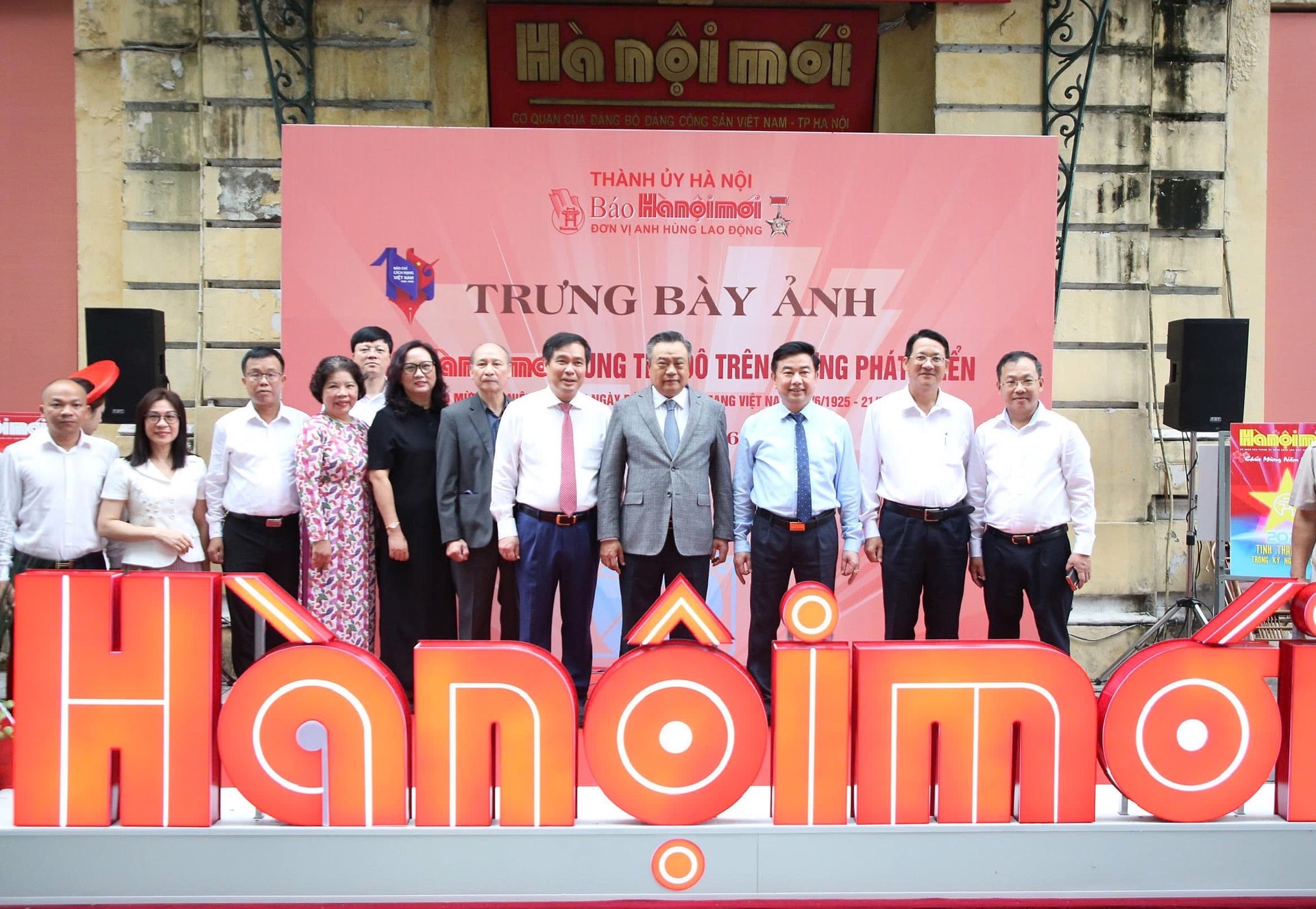 sy-thanh-va-lanh-dao-chup-anh-bao-hnm.jpg