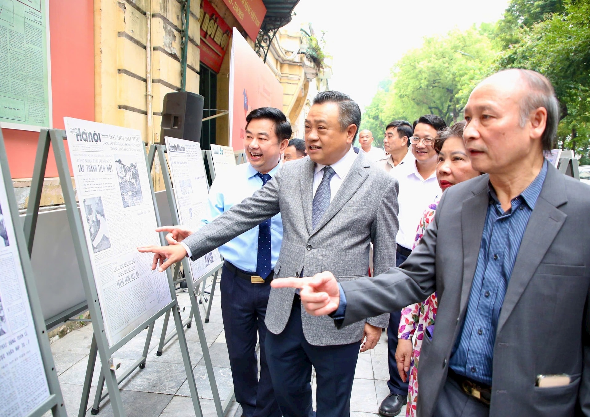 tran-sy-thanh-tham-quan-tb.jpg