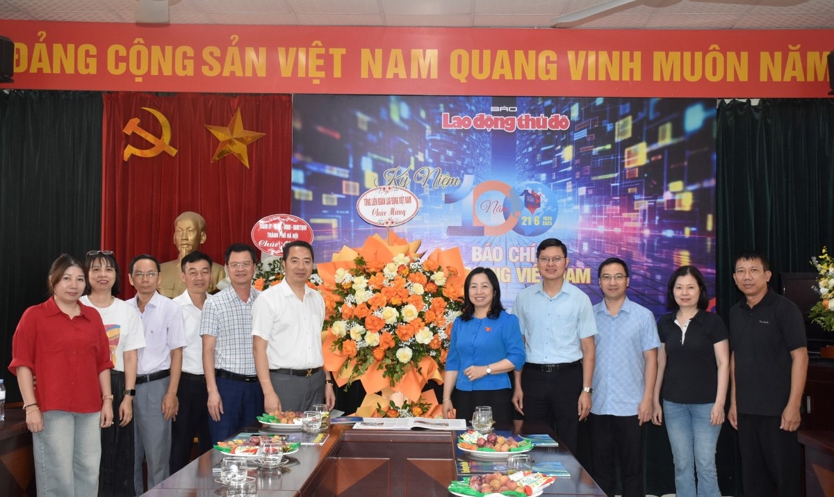 Lãnh đạo Tổng Liên đoàn Lao động Việt Nam chúc mừng báo Lao động Thủ đô nhân dịp ngày 21/6