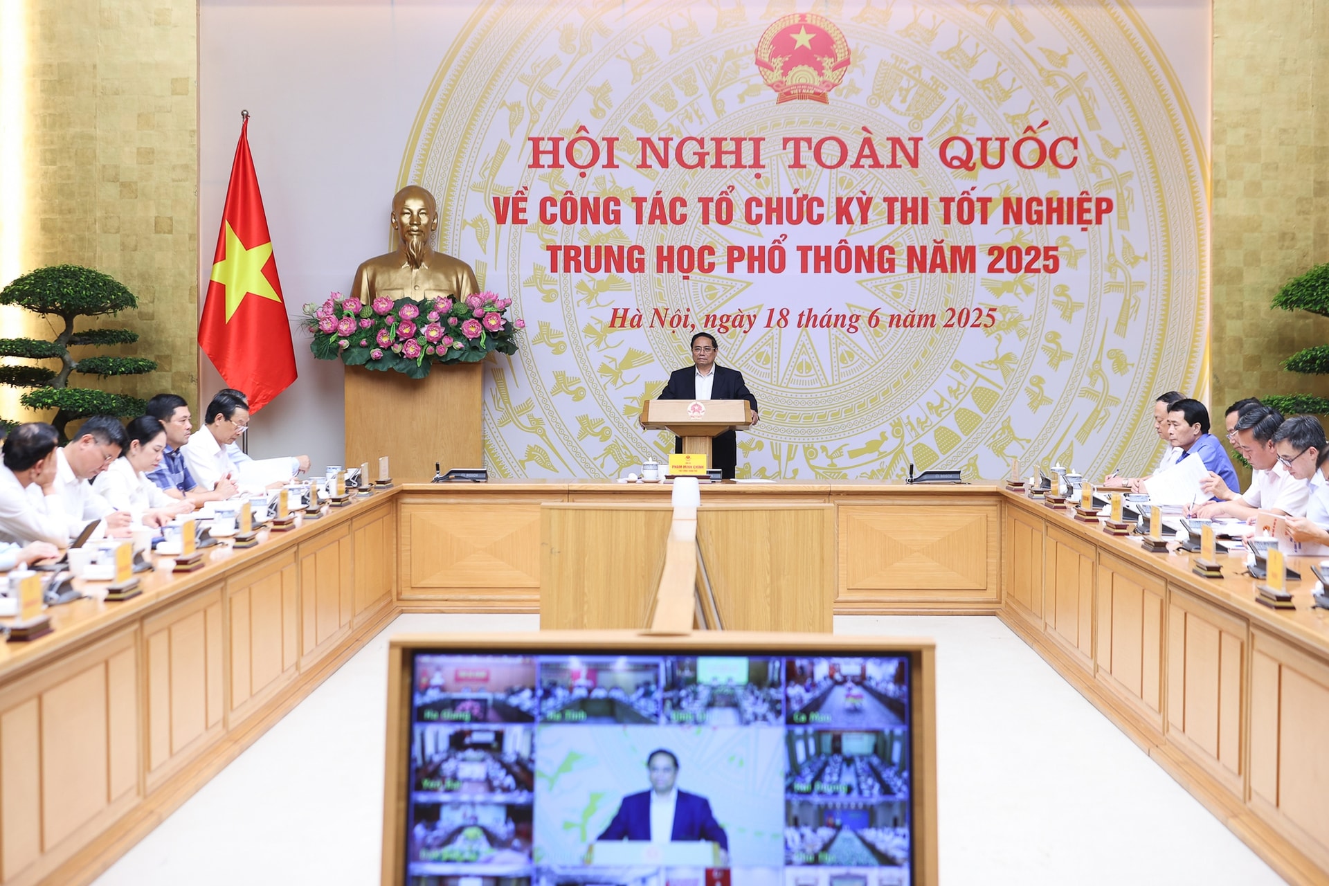 Thủ tướng Chính phủ Phạm Minh Chính chủ trì hội nghị toàn quốc về tổ chức kỳ thi tốt nghiệp THPT năm 2025. Ảnh: VGP/Nhật Bắc