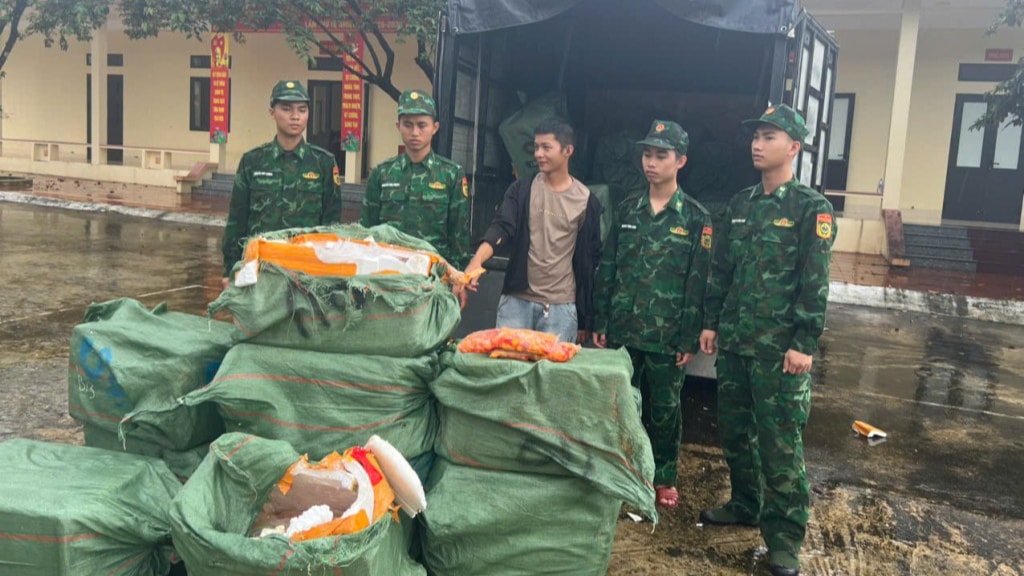 Đối tượng Thủy và tang vật bị Bộ đội Biên phòng tỉnh Quảng Ninh bắt giữ.