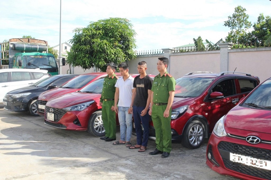 Đối tượng Trần Đình Hào và Phạm Đình Thế cùng số tang vật tại Cơ quan Công an