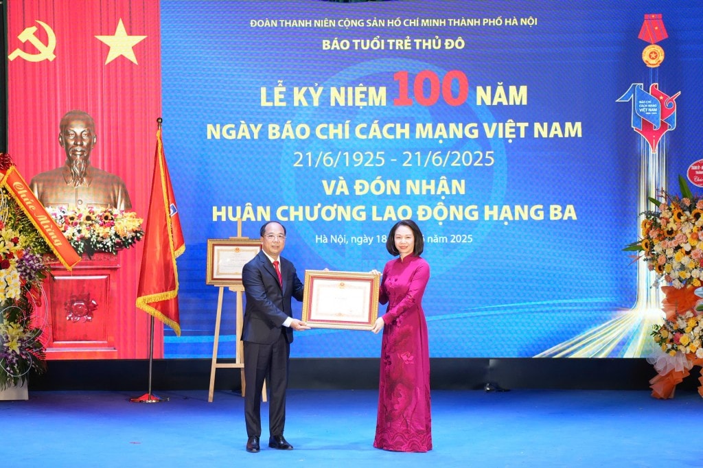 Tổng biên tập báo Tuổi trẻ Thủ đô nhận Bằng khen của Thủ tướng