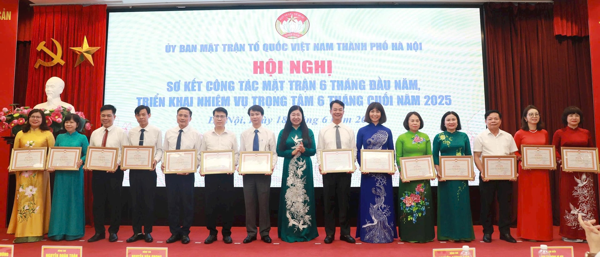 nlh-trao.jpg