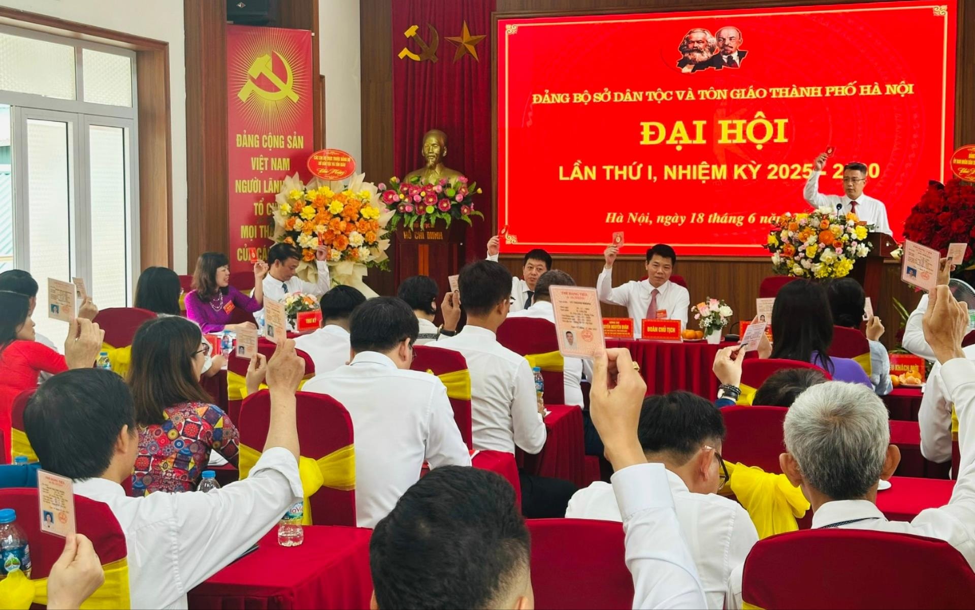 dh-dan-toc.jpg