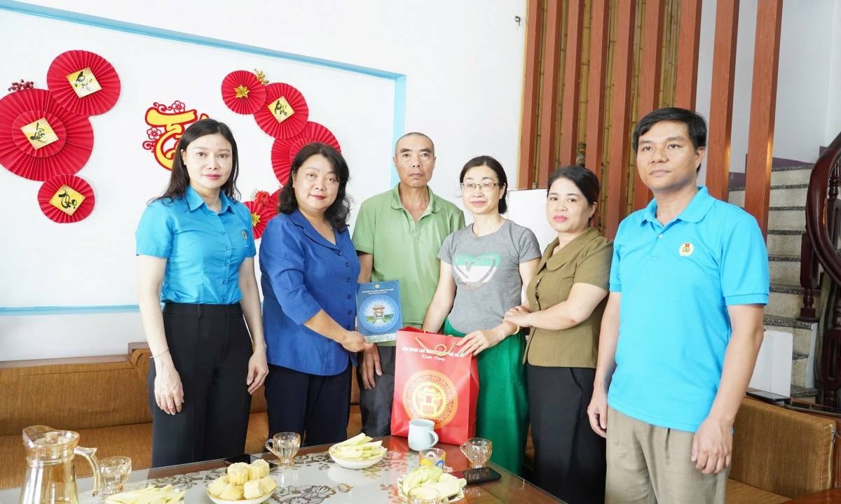 Thăm, tặng quà đoàn viên công đoàn huyện Thường Tín bị tai nạn lao động