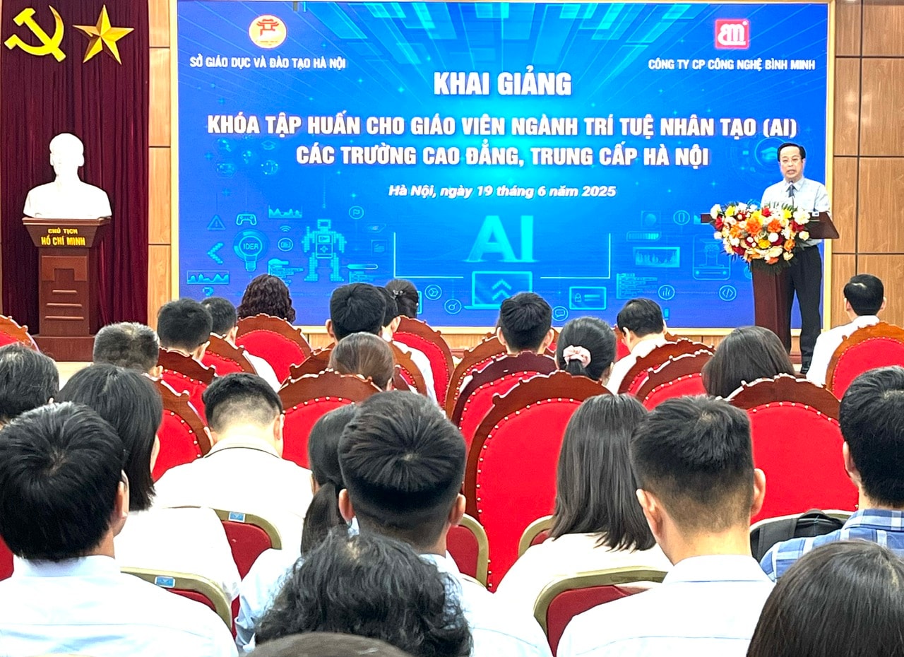 Gần 100 giáo viên Hà Nội tham gia tập huấn AI. Ảnh: Lê Nguyễn 