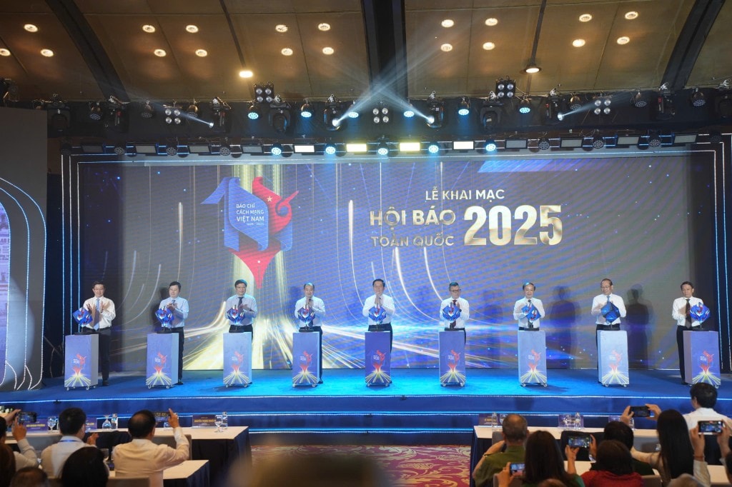 Các đồng chí lãnh đạo bấm nút khai mạc Hội báo toàn quốc năm 2025
