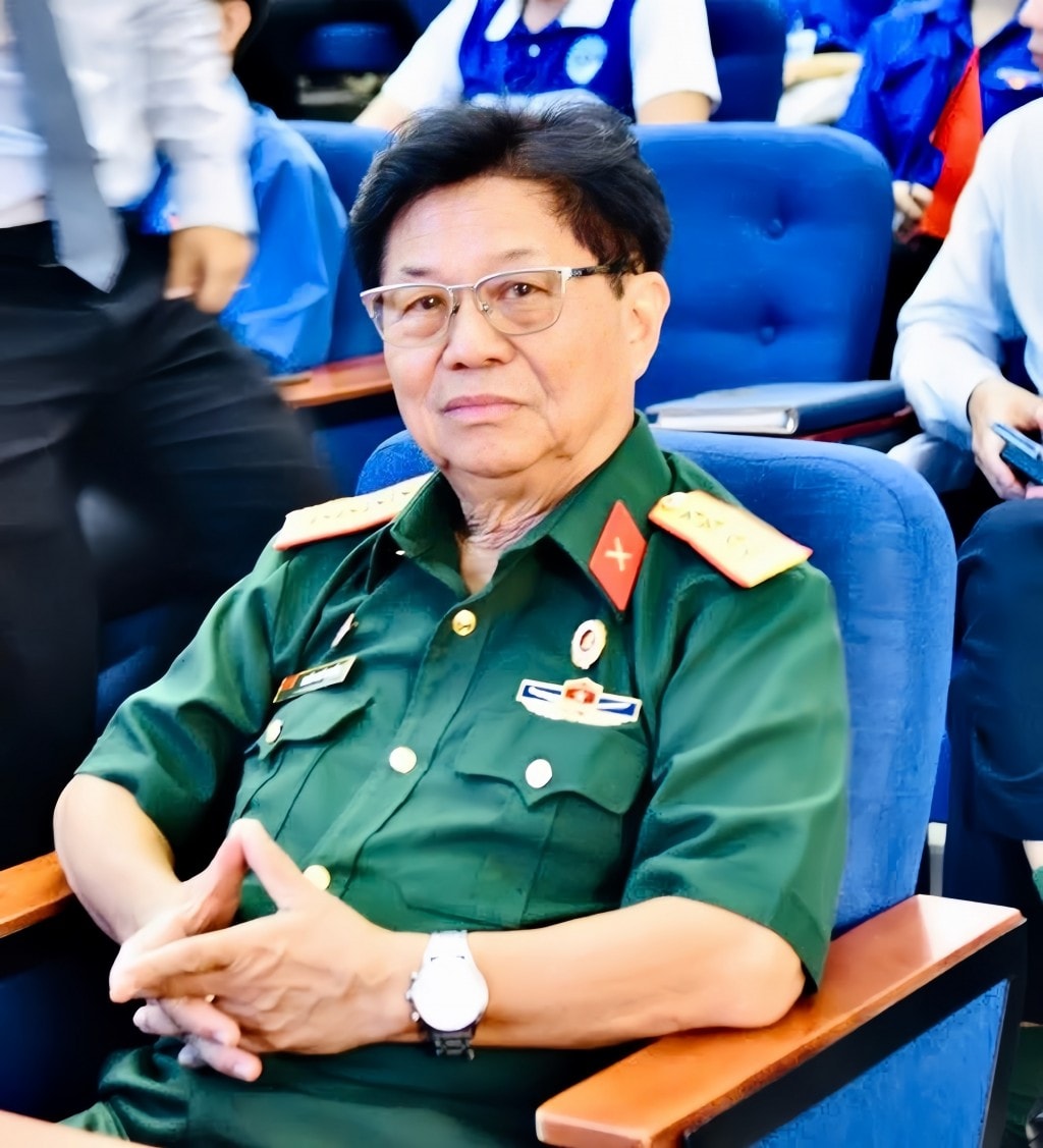 Đại tá - Nhà báo Trần Thế Tuyển, nguyên Cục phó Cục Báo chí, nguyên Tổng Biên tập Báo Sài Gòn Giải phóng, Chủ tịch Hội Hỗ trợ gia đình liệt sĩ TP Hồ Chí Minh