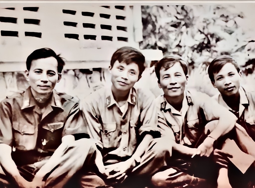 Nhà báo Trần Thế Tuyển cùng đồng đội những năm 1980