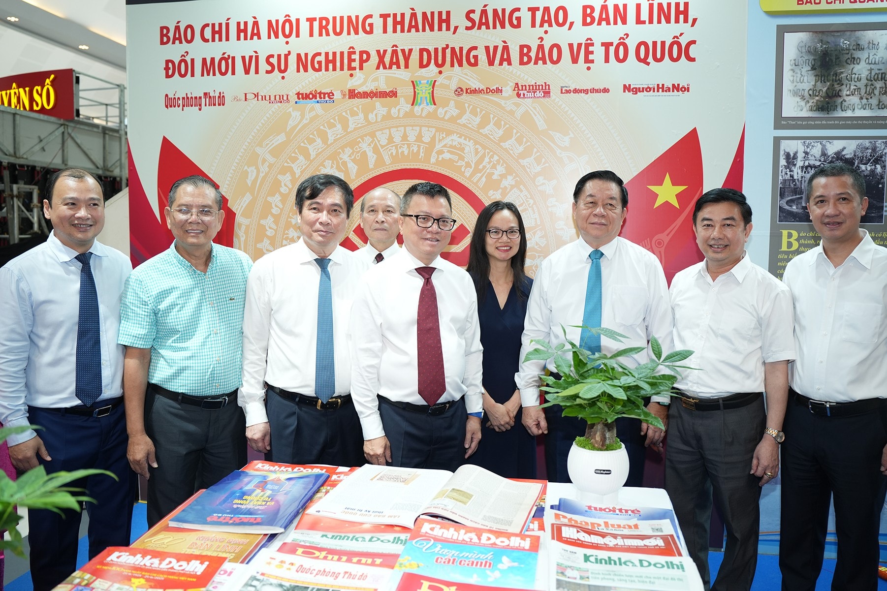 Các đại biểu tham quan gian hàng tại hội báo