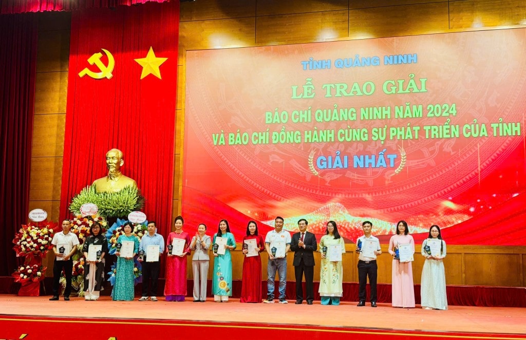 Đồng chí Vũ Quyết Tiến, Phó Bí thư Tỉnh ủy trao giải Nhất cho các tác giả đoạt Giải Báo chí tỉnh năm 2024 và Giải Báo chí đồng hành cùng sự phát triển của tỉnh.