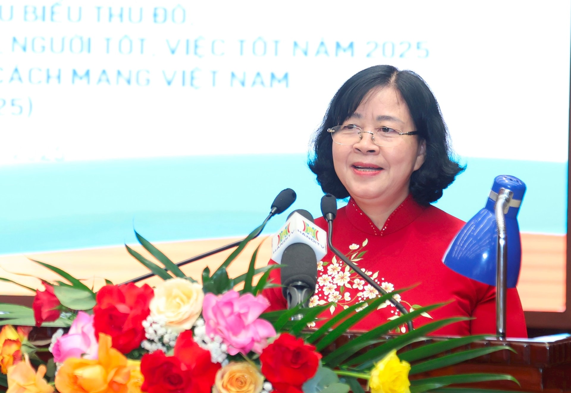 บุ้ย ถิ มินห์ โฮ่ย รองประธานาธิบดีกรุงฮานอย กล่าวสุนทรพจน์ในงานประชุมและพบปะกับตัวแทนสื่อมวลชน-Anh Viet Thanh.jpeg
