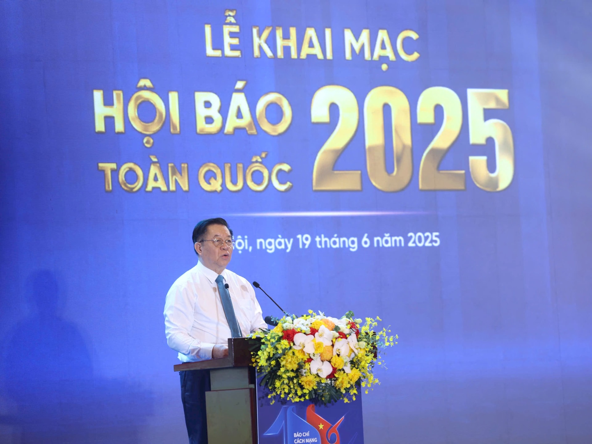 nguyen-trong-nghia-khai-mac-hoi-bao.jpg