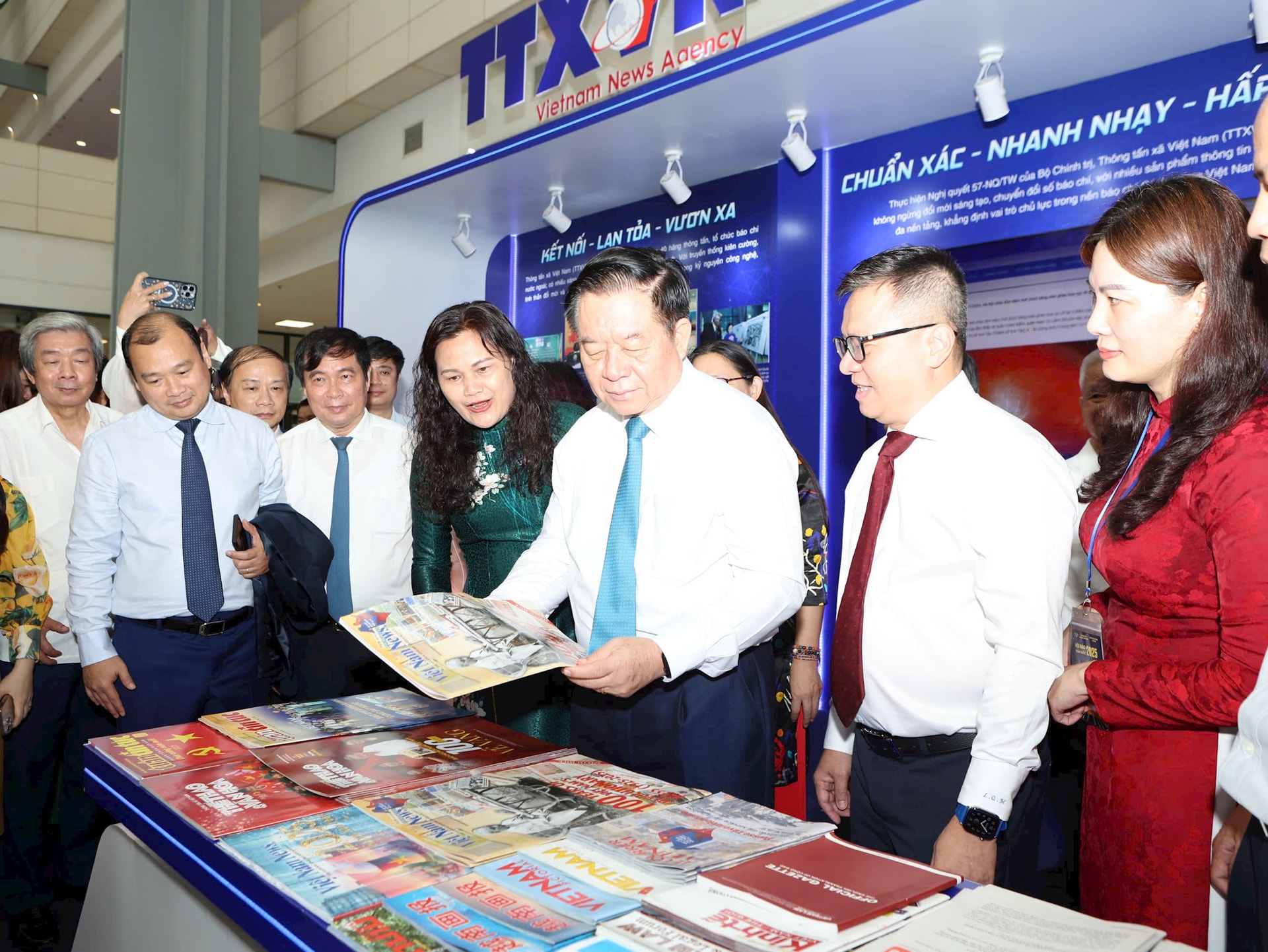 ntn-tham-gian-trung-bay.jpg