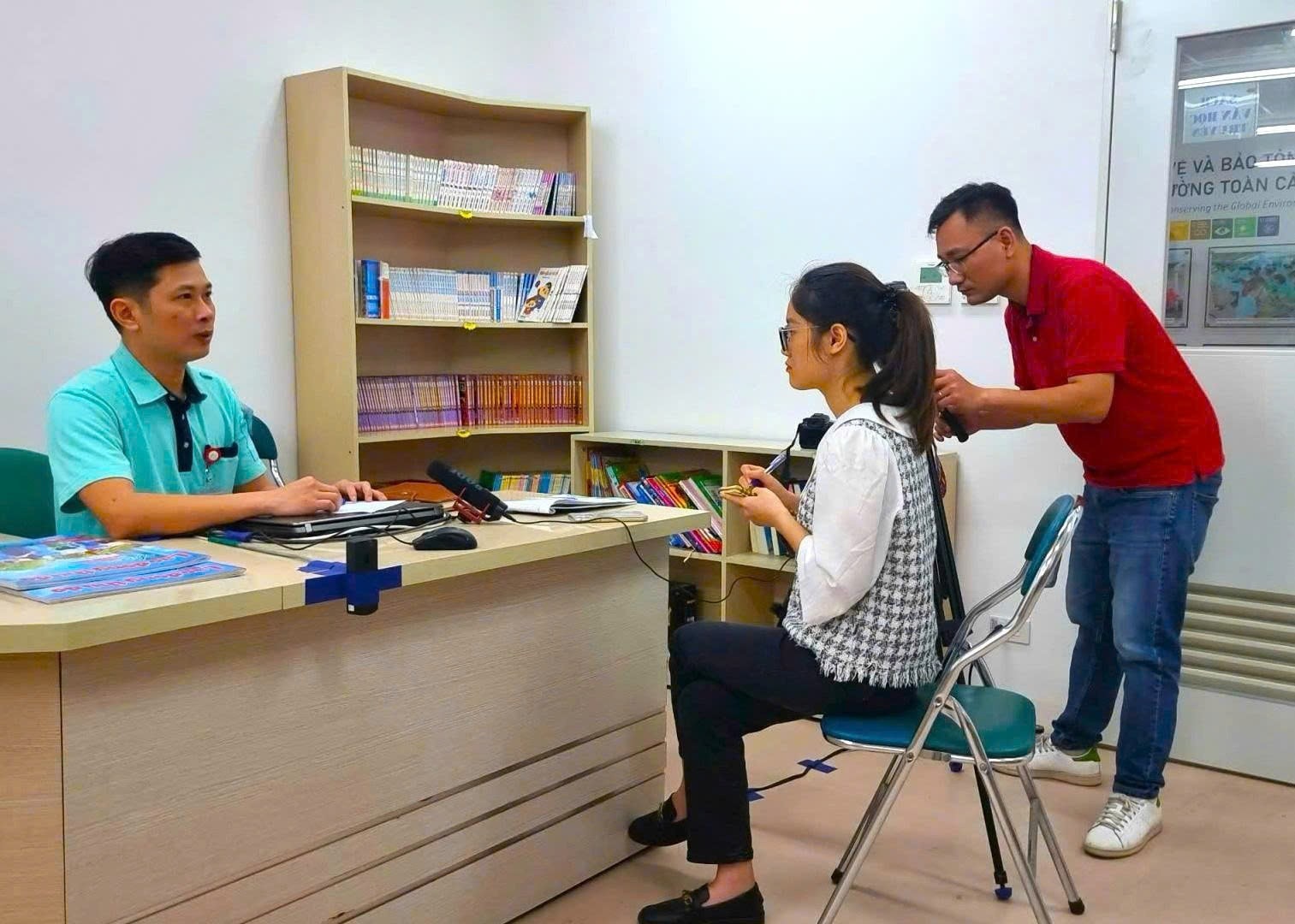 Phóng viên Báo Lao động Thủ đô đang tác nghiệp.