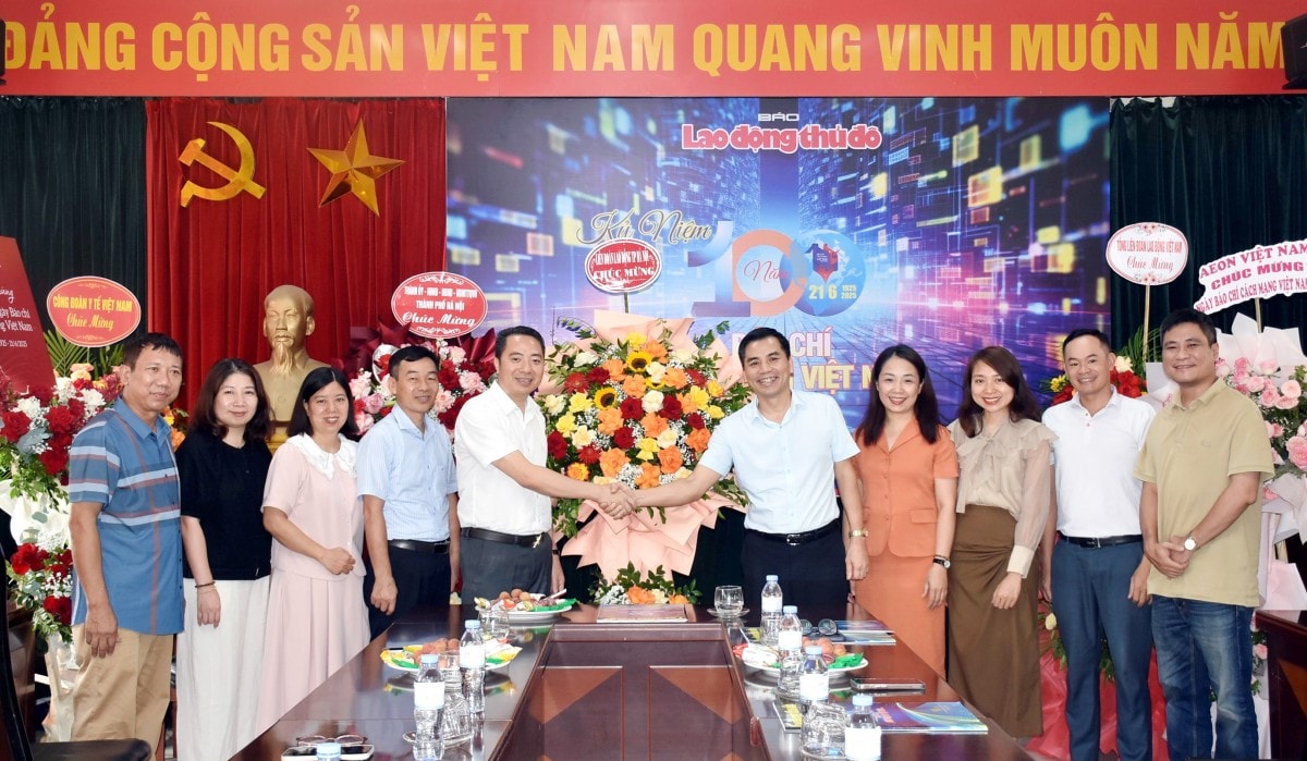 Phó Chủ tịch Thường trực LĐLĐ thành phố Hà Nội Lê Đình Hùng thăm, chúc mừng Báo Lao động Thủ đô