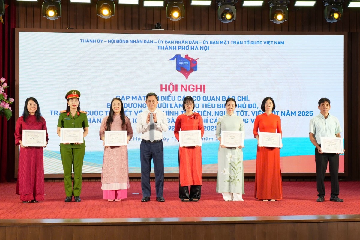 Báo Lao động Thủ đô vinh dự đoạt Giải Ba Cuộc thi viết về gương điển hình tiên tiến, người tốt việc tốt