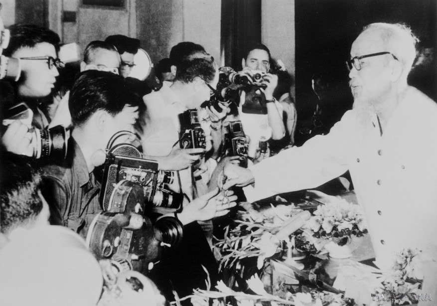 chu-tich-ho-chi-minh-gap-go-phong-vien-cac-co-quan-bao-chi-trong-va-ngoai-nuoc-tai-thu-do-ha-noi-5-1968-.-anh-ttxvn.jpg