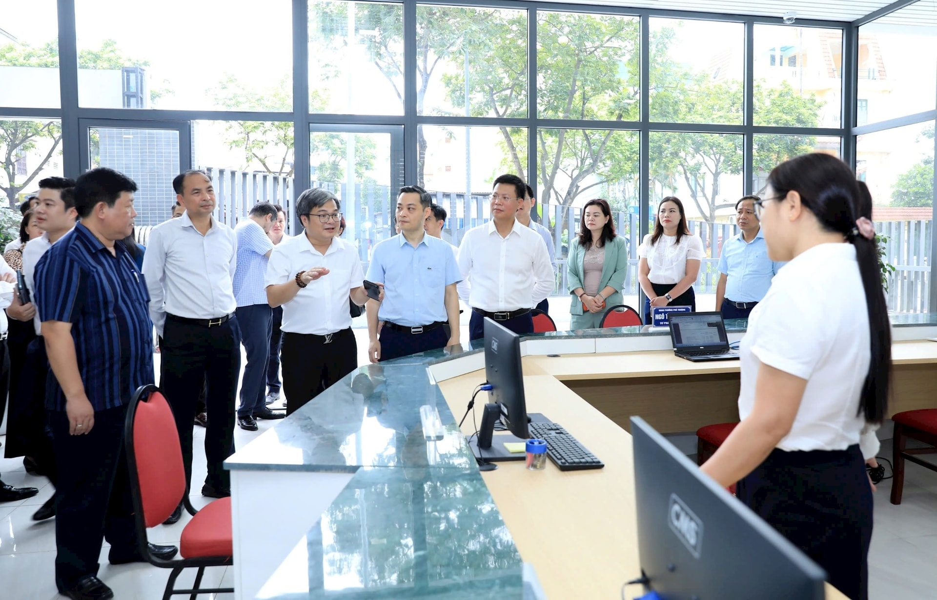 pho-chu-tich-ubnd-thanh-pho-ha-noi-truong-viet-dung-khao-sat-kiem-tra-viec-van-hanh-chinh-quyen-dia-phuong-hai-cap-tai-tru-so-phuong-tay-ho-moi-.-anh-huong-ly.jpg