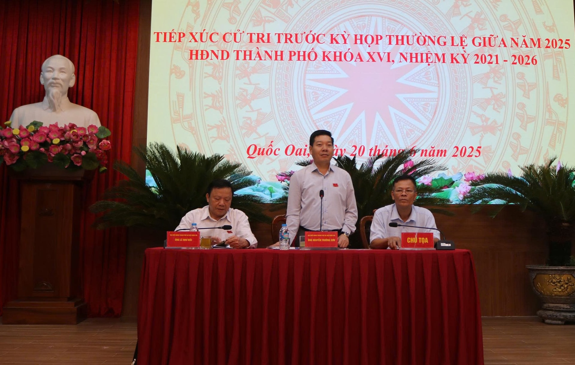 Chủ tịch UBND huyện Quốc Oai Nguyễn Trường Sơn phát biểu tại hội nghị. Ảnh: Hoàng Sơn