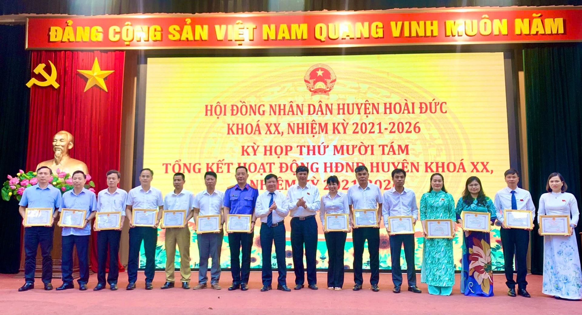 hoai-duc-khen24.jpg