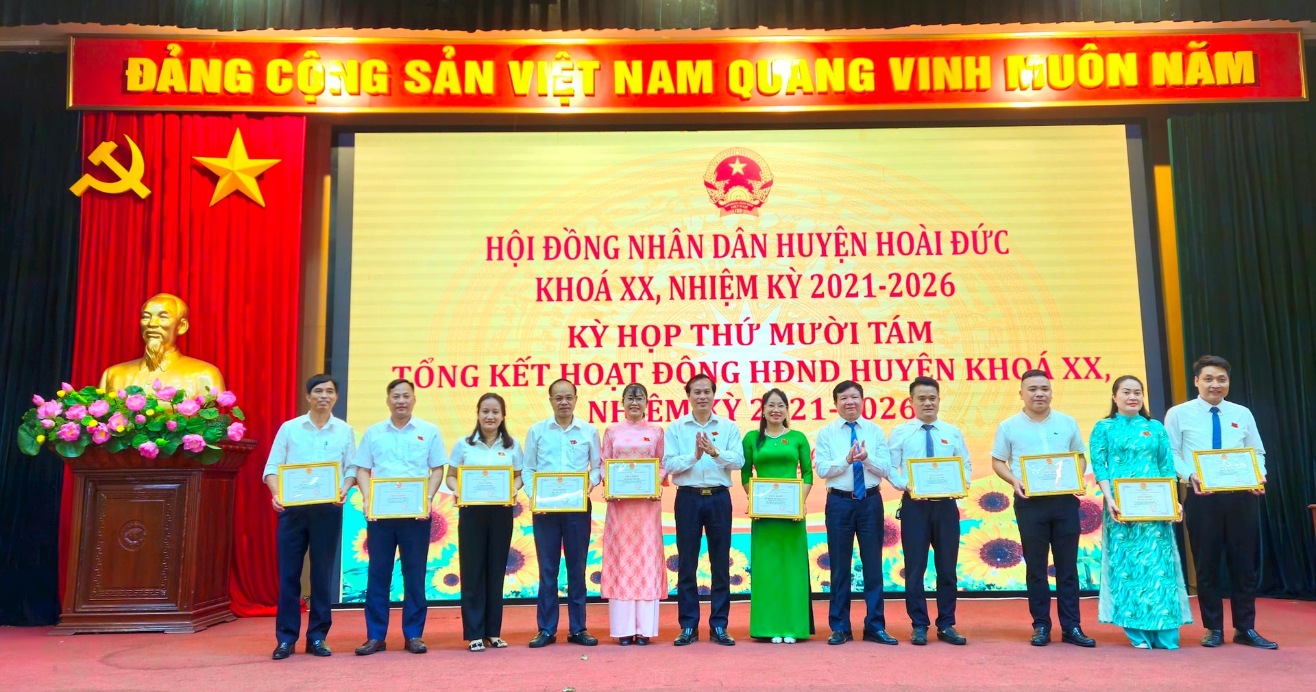 hoai-duc-khen6.jpg