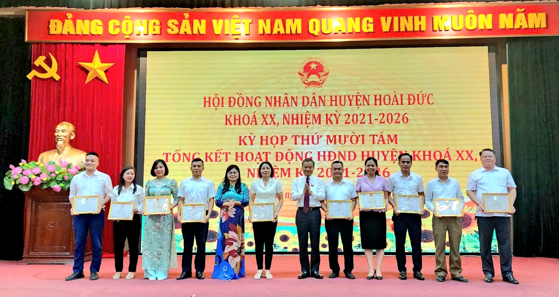 hoai-duc-khen62.jpg