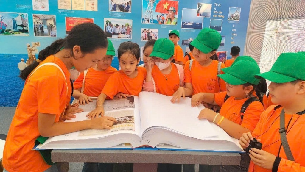 Nhà Trưng bày Hoàng Sa đóng vai trò quan trọng trong việc giáo dục lòng yêu nước và ý thức bảo vệ chủ quyền biển đảo cho giới trẻ.