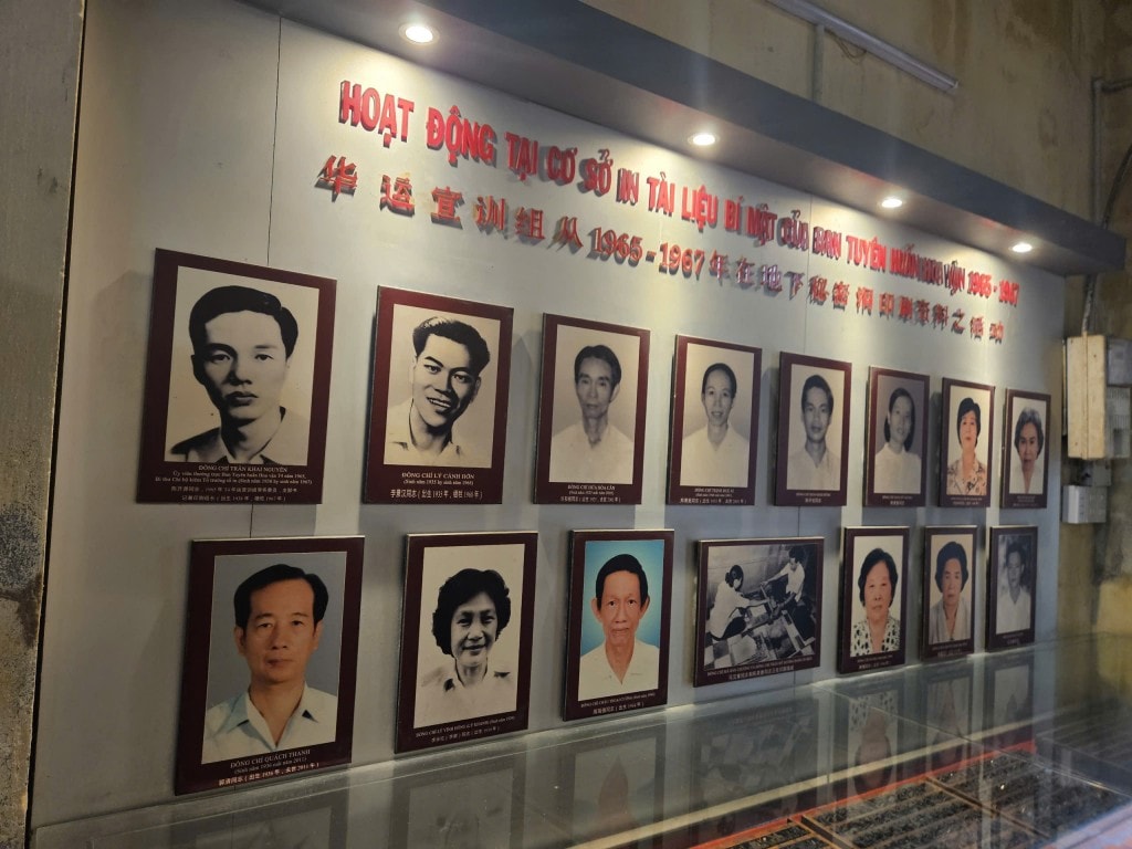 Tổ in Ban Tuyên huấn Hoa vận gồm: Trần Khai Nguyên, Lý Cảnh Hớn, Hứa Hòa Căn, Trịnh Huệ Ái, Trần Khai Hùng, Trần Mỹ Hương, Lâm Liên Hiệp, Lưu Kim Hoa, Quách Thanh, Lý Khanh (Lý Vĩnh Hồng), Hà Đại (Hàn Mai), Châu Thoại Cường, và Lâm Cúc (Bí thư Chi bộ Tổ in)