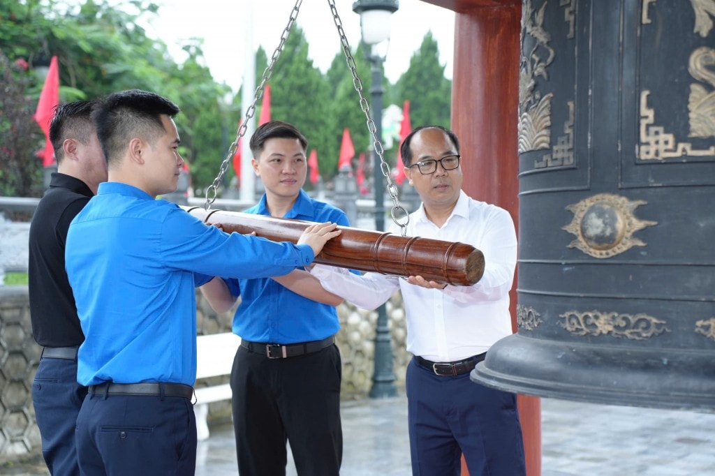 Các đồng chí: Nguyễn Mạnh Hưng - Tổng Biên tập báo Tuổi trẻ Thủ đô; Ngô Vương Tuấn - Phó Tổng Biên tập báo Tuổi trẻ Thủ đô; Nguyễn Hải Dương - Bí thư Tỉnh đoàn Hà Giang; Hoàng Thế Hanh - Phó Bí thư Tỉnh đoàn Hà Giang thỉnh chuông tại Đền thờ liệt sĩ - Nghĩa trang Liệt sĩ Quốc gia Vị Xuyên (Ảnh: Phạm Mạnh)