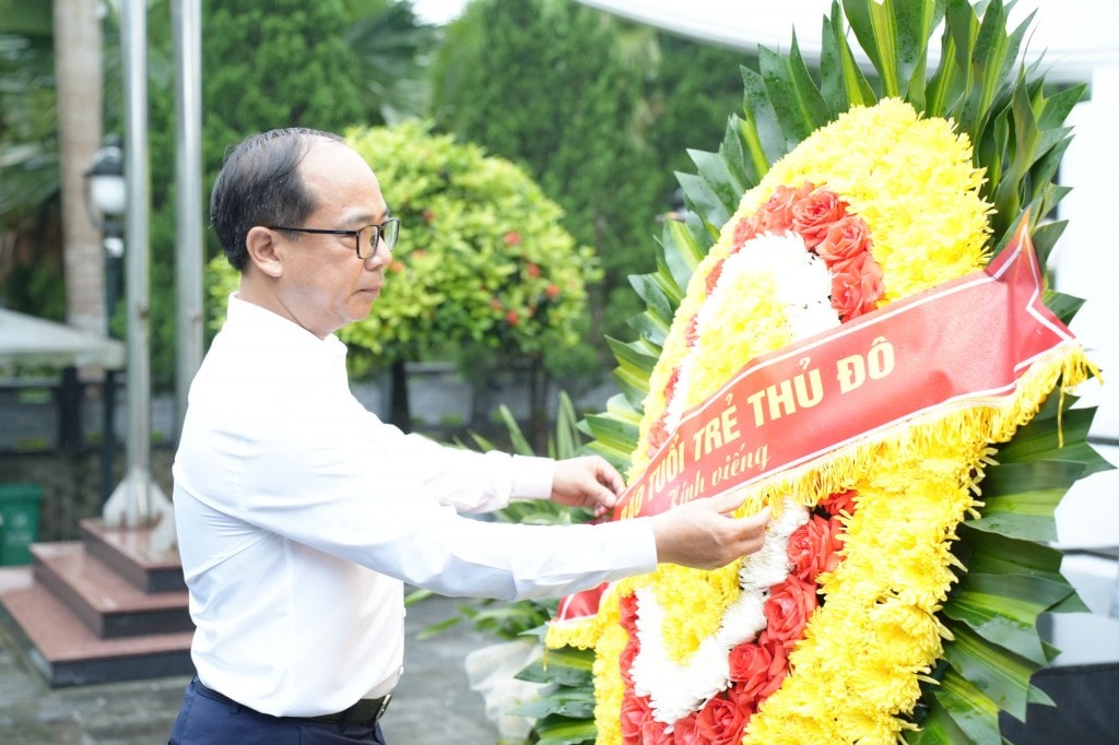 Lãnh đạo báo Tuổi trẻ Thủ đô dâng hương tưởng nhớ các Anh hùng liệt sĩ (Ảnh: Phạm Mạnh)