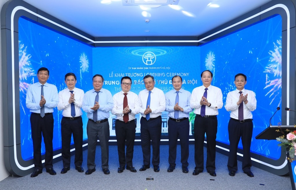 Các đồng chí lãnh đạo Trung ương và thành phố Hà Nội thực hiện nghi thức khai trương Trung tâm Báo chí Thủ đô Hà Nội