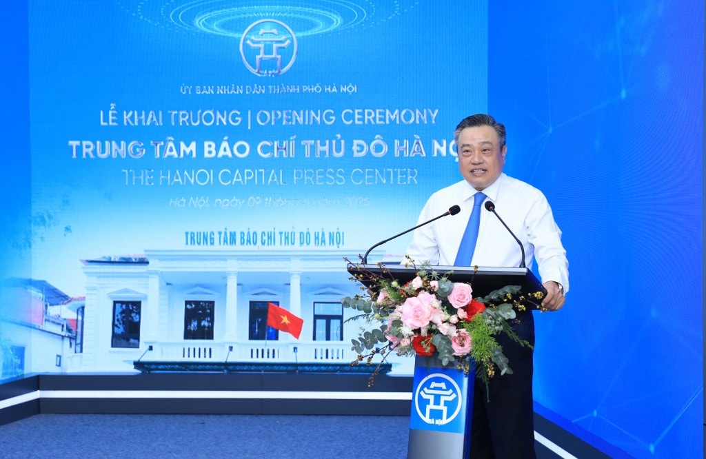 Ủy viên Trung ương Đảng, Phó Bí thư Thành ủy, Chủ tịch UBND TP Hà Nội Trần Sỹ Thanh phát biểu chúc mừng