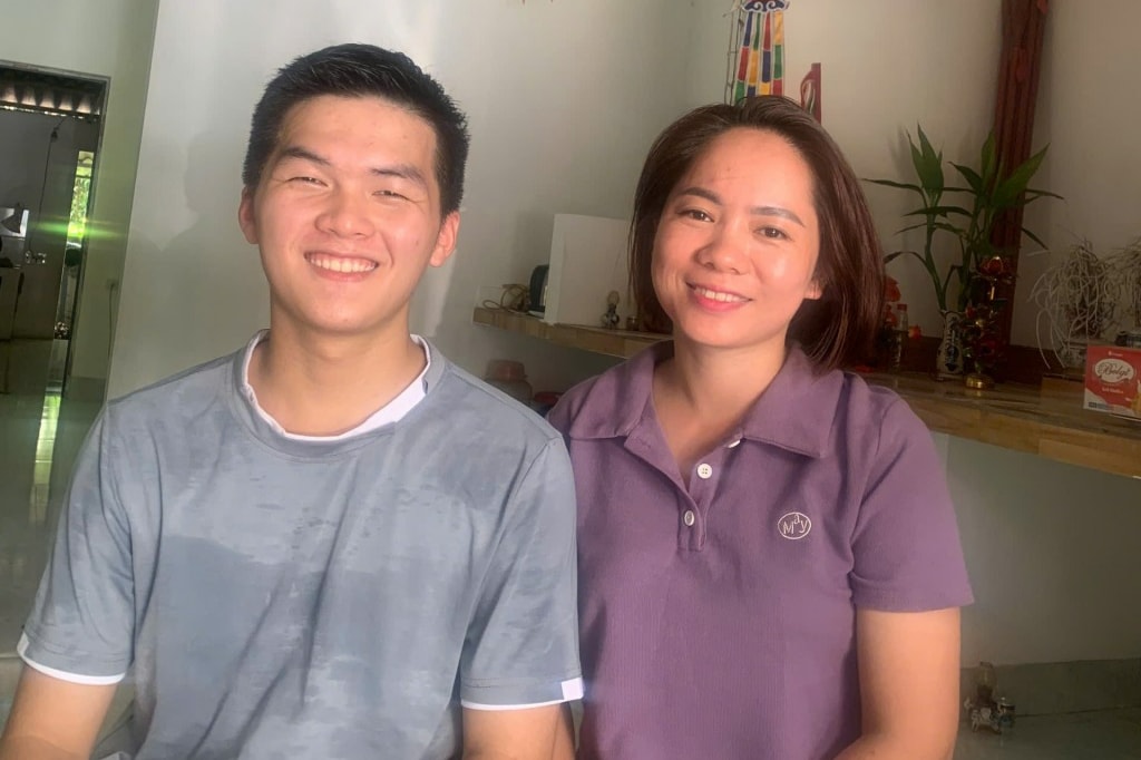 Chàng trai dân tộc Tày Lâm Đại Lộc (bên trái)
