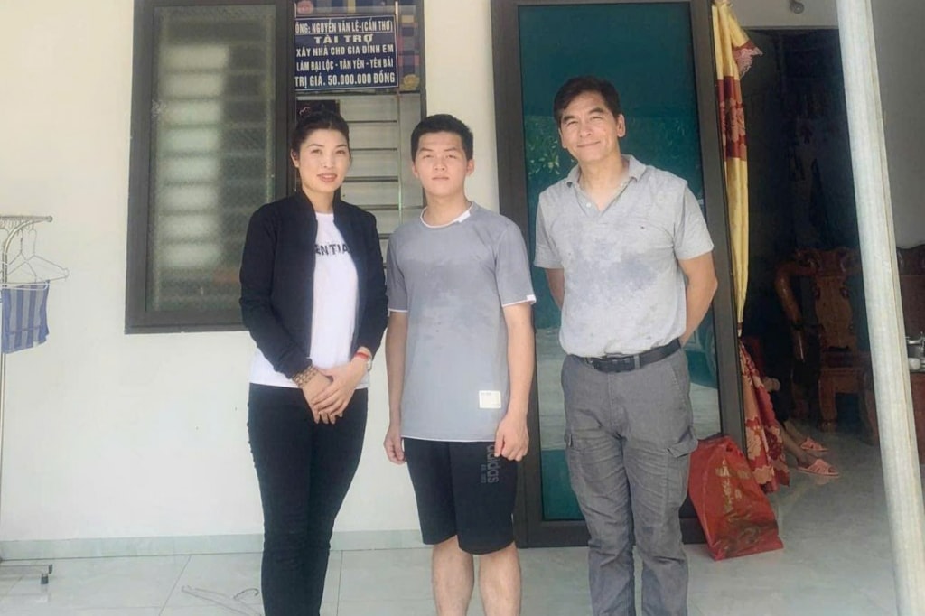 Bạn đọc Báo Thanh Niên ở Mỹ đã đến thăm gia đình Lâm Đại Lộc trong dịp về Việt Nam
