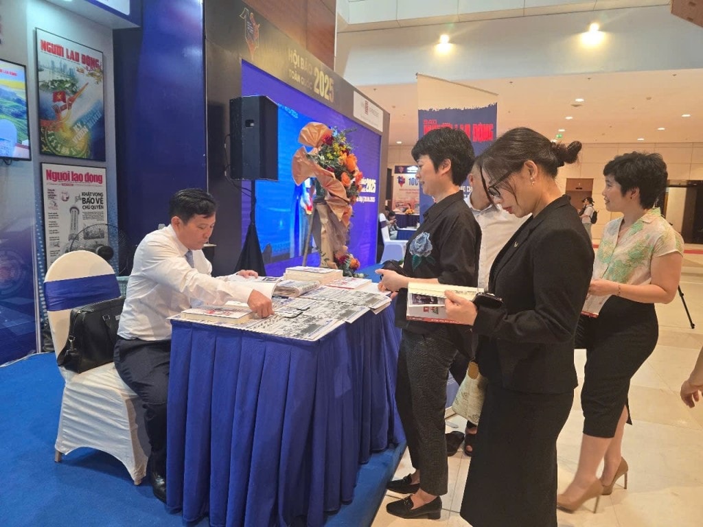 Đông đảo độc giả trẻ hào hứng với cuốn sách kể chuyện nghề của nhà báo Tô Đình Tuân