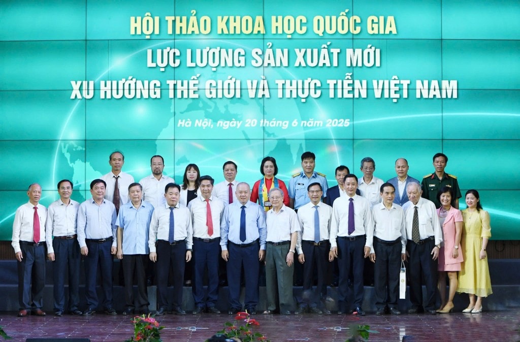 Các đại biểu chụp ảnh lưu niệm tại chương trình