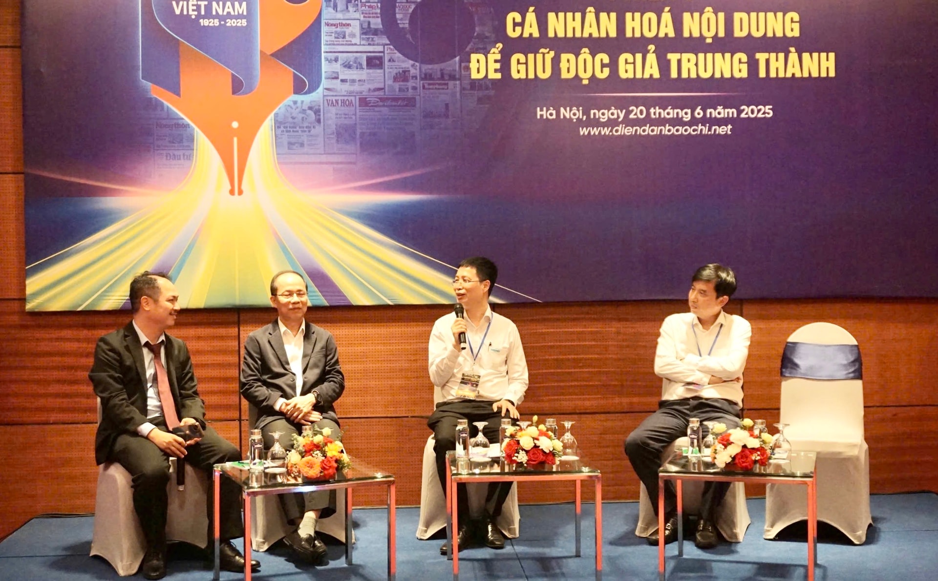 cac-dien-gia-trao-doi-phien-9.jpg