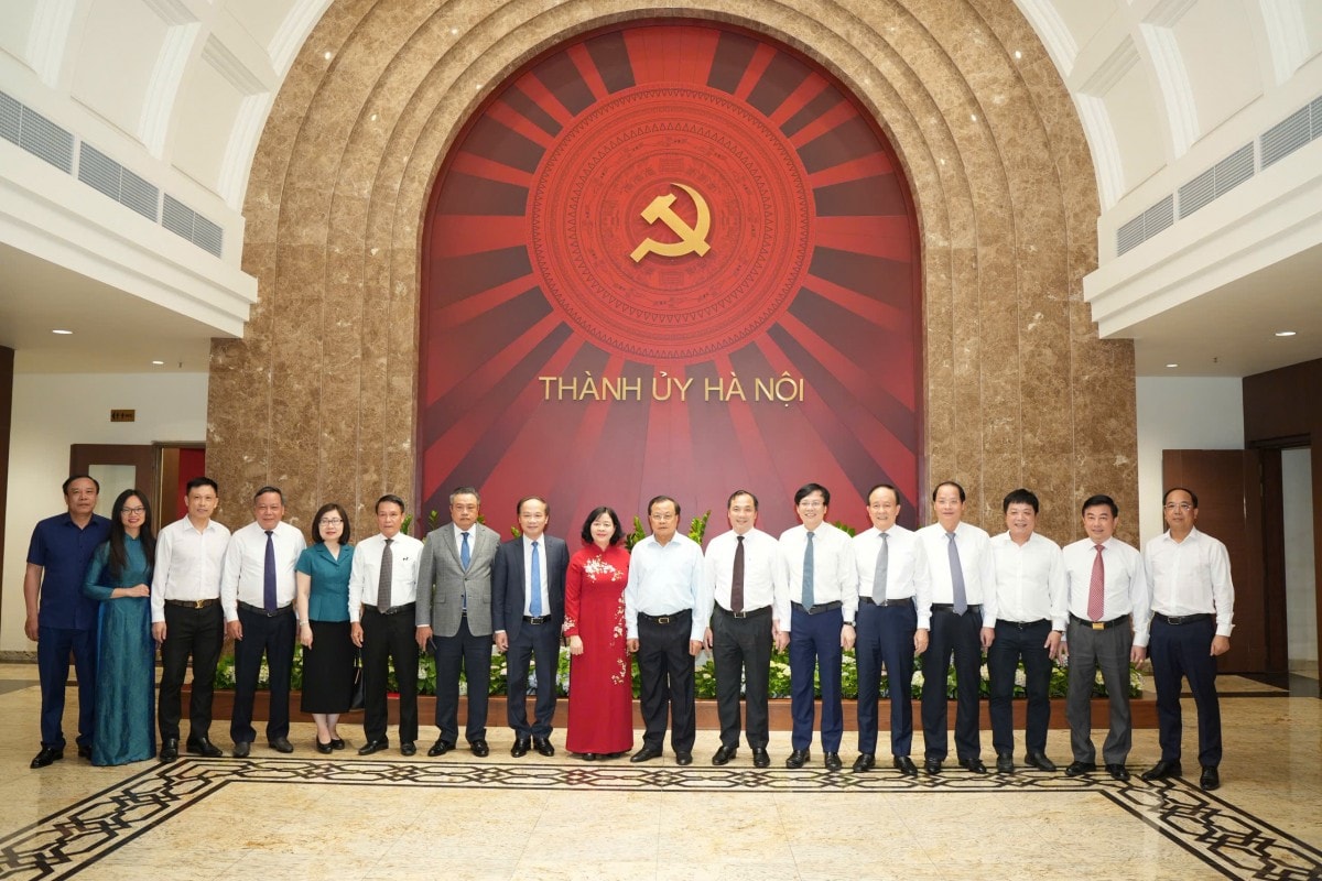 Bí thư Thành ủy Hà Nội Bùi Thị Minh Hoài với các đồng chí lãnh đạo các cơ quan báo chí Trung ương và Hà Nội.