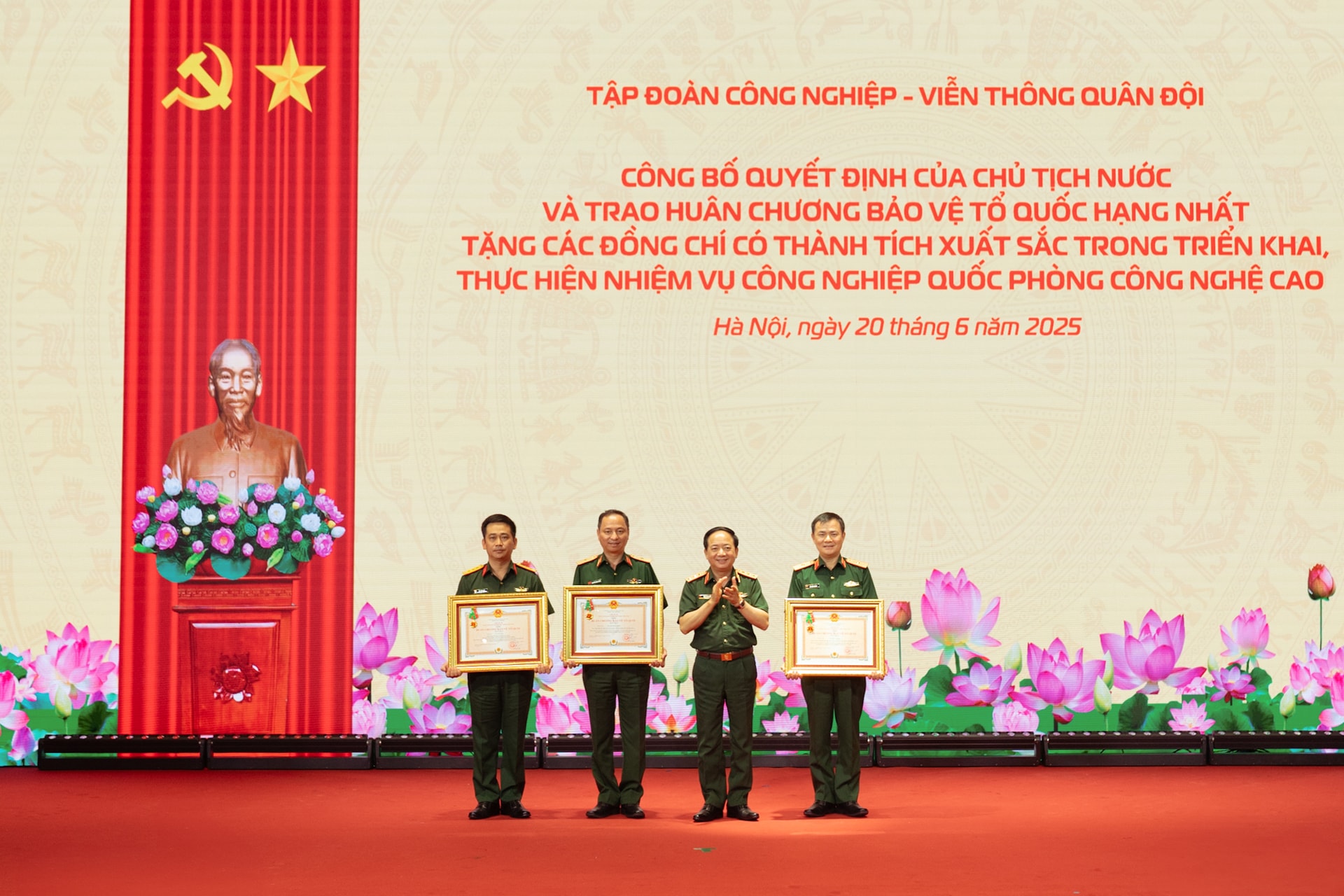 thuong-tuong-trinh-van-quyet-trao-huan-chuong-bao-ve-to-quoc.jpeg
