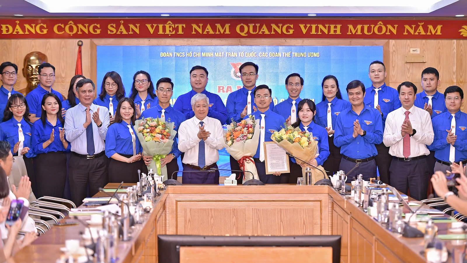 nhat-linh.jpg