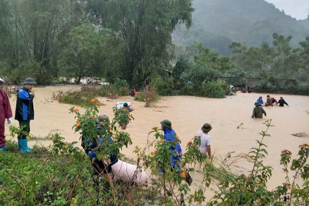 Mưa bão, lũ lụt đang ảnh hưởng nặng nề tới cuộc sống người dân, hoạt động sản xuất - kinh doanh nhiều tỉnh, thành phố phía Bắc Mưa bão, lũ lụt đang ảnh hưởng nặng nề tới cuộc sống người dân, hoạt động sản xuất - kinh doanh nhiều tỉnh, thành phố phía Bắc