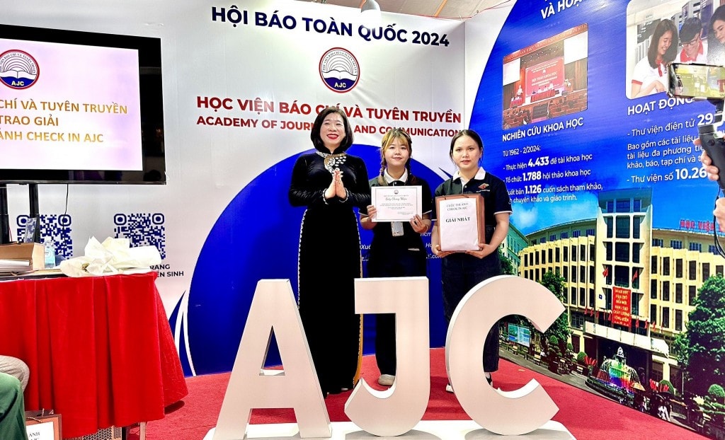 PGS.TS Nguyễn Thị Trường Giang, Phó Giám đốc Học viện Báo chí và Tuyên truyền trao giải Nhất cho nhóm sinh viên Khoa Báo chí - Truyền thông, trường Đại học Khoa học xã hội và Nhân văn, Đại học Quốc gia TP Hồ Chí Minh PGS.TS Nguyễn Thị Trường Giang, Phó Giám đốc Học viện Báo chí và Tuyên truyền trao giải Nhất cho nhóm sinh viên Khoa Báo chí - Truyền thông, trường Đại học Khoa học xã hội và Nhân văn, Đại học Quốc gia TP Hồ Chí Minh