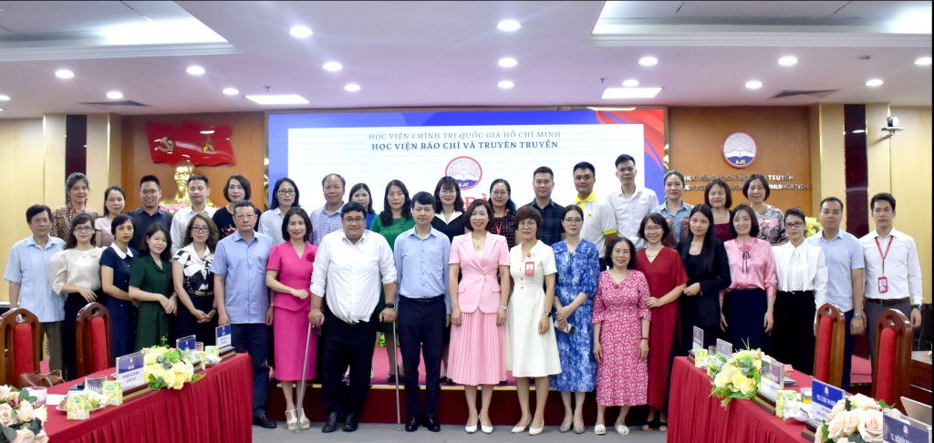 PGS.TS Nguyễn Thị Trường Giang cùng các đại biểu, khách mời và Ban Tổ chức tọa đàm “Thúc đẩy kết nối và ký kết hợp tác với các cơ sở thực hành, kiến tập, thực tập ngành Xã hội học và ngành Công tác xã hội” PGS.TS Nguyễn Thị Trường Giang cùng các đại biểu, khách mời và Ban Tổ chức tọa đàm “Thúc đẩy kết nối và ký kết hợp tác với các cơ sở thực hành, kiến tập, thực tập ngành Xã hội học và ngành Công tác xã hội”