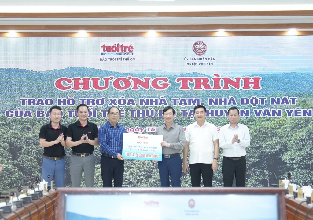 Lãnh đạo Báo Tuổi trẻ Thủ đô trao tặng 200 triệu đồng phối hợp cùng huyện Văn Yên, tỉnh Yên Bái xóa nhà tạm, nhà dột nát