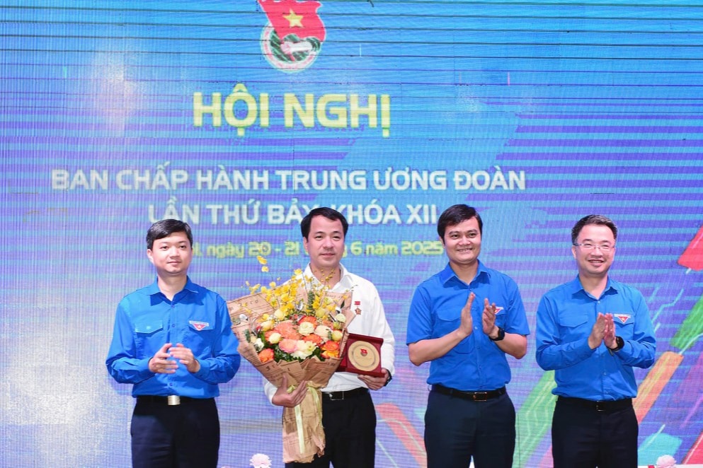 Ban Bí thư T.Ư Đoàn tặng hoa và Kỷ niệm chương Vì thế hệ trẻ cho ông Ngô Văn Cương, nguyên Bí thư T.Ư Đoàn
