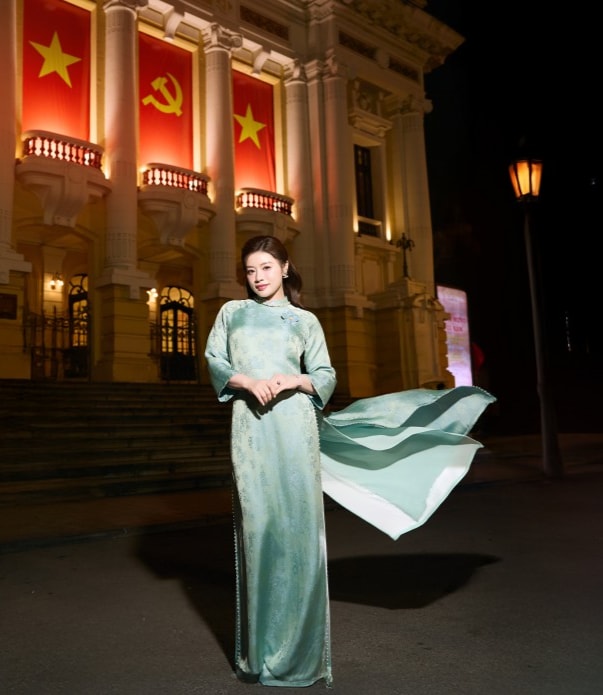 Sao mai Nguyễn Thu Hằng nền nã, xinh đẹp hội ngộ dàn nghệ sĩ hát mừng các nhà báo