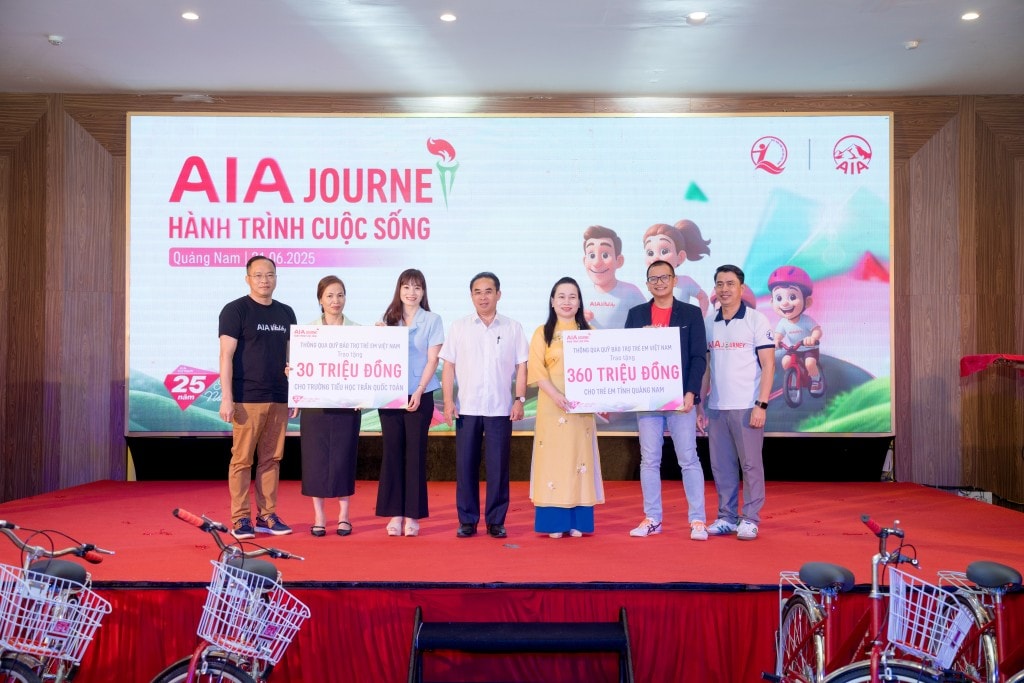 Quỹ Bảo trợ trẻ em Việt Nam và đại diện nhà tài trợ trao tặng các phần quà tới trẻ em tỉnh Quảng Nam